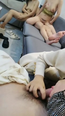 你喜欢哪个呢？【双女同笼】干完嫂子操表妹 还要在旁边挨操~淫荡盛宴，肉体横陈 截图10