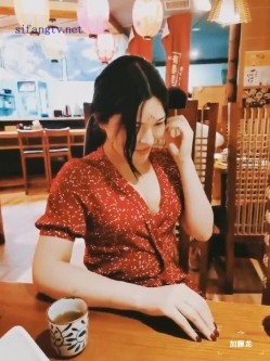 【重磅福利】高端私密群内部交流福利第七包， 美女如云，出自国内最顶尖的五个付费群，群友天南海北，以淫妻为乐 截图1