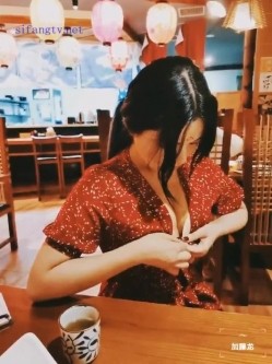 【重磅福利】高端私密群内部交流福利第七包， 美女如云，出自国内最顶尖的五个付费群，群友天南海北，以淫妻为乐 截图2