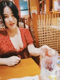 【重磅福利】高端私密群内部交流福利第七包， 美女如云，出自国内最顶尖的五个付费群，群友天南海北，以淫妻为乐 截图4