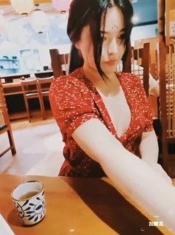 【重磅福利】高端私密群内部交流福利第七包， 美女如云，出自国内最顶尖的五个付费群，群友天南海北，以淫妻为乐 截图7