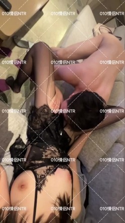 淫乱绿帽情侣『010情侣』群P 交换 淫乱盛宴！两个小母狗脸对着脸被俩老公在后面激烈输出 被操得淫相毕露 截图2