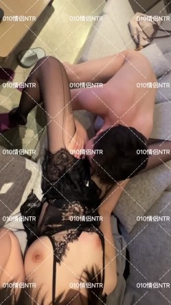 淫乱绿帽情侣『010情侣』群P 交换 淫乱盛宴！两个小母狗脸对着脸被俩老公在后面激烈输出 被操得淫相毕露 截图3