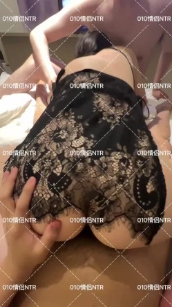 淫乱绿帽情侣『010情侣』群P 交换 淫乱盛宴！两个小母狗脸对着脸被俩老公在后面激烈输出 被操得淫相毕露 截图8