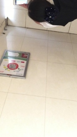 厕拍鼻祖精品原创大神【车夫】大学校园篇，直接勇闯女厕现场实拍多角度，找机会再拍个露脸 截图15