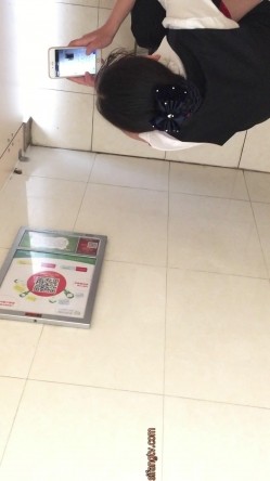 厕拍鼻祖精品原创大神【车夫】大学校园篇，直接勇闯女厕现场实拍多角度，找机会再拍个露脸 截图16