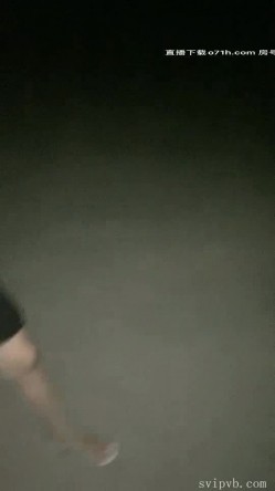 00草了草 高颜值极品身材的漂亮小姐姐和男友户外漏出美妙的翘臀，去公厕口交啪啪大秀 截图1