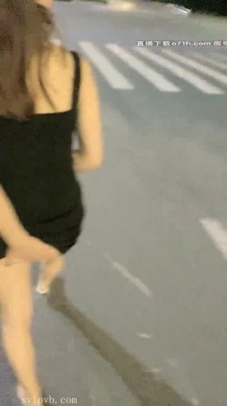00草了草 高颜值极品身材的漂亮小姐姐和男友户外漏出美妙的翘臀，去公厕口交啪啪大秀 截图3