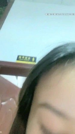 00草了草 高颜值极品身材的漂亮小姐姐和男友户外漏出美妙的翘臀，去公厕口交啪啪大秀 截图4