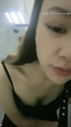 00草了草 高颜值极品身材的漂亮小姐姐和男友户外漏出美妙的翘臀，去公厕口交啪啪大秀 截图8