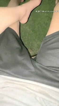 00草了草 高颜值极品身材的漂亮小姐姐和男友户外漏出美妙的翘臀，去公厕口交啪啪大秀 截图9