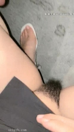 00草了草 高颜值极品身材的漂亮小姐姐和男友户外漏出美妙的翘臀，去公厕口交啪啪大秀 截图11