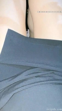 00草了草 高颜值极品身材的漂亮小姐姐和男友户外漏出美妙的翘臀，去公厕口交啪啪大秀 截图13