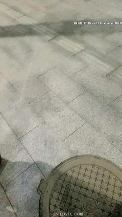00草了草 高颜值极品身材的漂亮小姐姐和男友户外漏出美妙的翘臀，去公厕口交啪啪大秀 截图14
