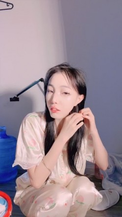 【火爆小姨子】肛交模特小姨 双马尾高挑极品模特身材携闺蜜开播~肛交喷水拿盆接刺激不断~画面淫乱表情销魂 截图1