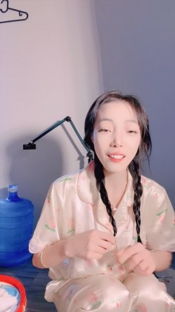 【火爆小姨子】肛交模特小姨 双马尾高挑极品模特身材携闺蜜开播~肛交喷水拿盆接刺激不断~画面淫乱表情销魂 截图2