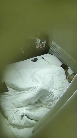 《监控破解》学生情侣酒店开房啪啪啪玩手机 截图7