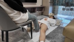 与精神小妹那些年，被上学的漂亮妹妹羞辱，喝尿戴内裤，坐脸，还要拉到脸上，尺度很大 截图3