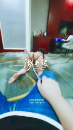 顶级调教大神，回归携多位少妇母狗调教，刺激花式玩法「海与迟」165车模冷白皮黑丝母狗车展当晚拿下，抽逼奴性M配合度非常高 截图4