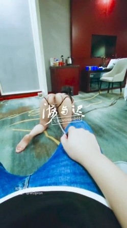 顶级调教大神，回归携多位少妇母狗调教，刺激花式玩法「海与迟」165车模冷白皮黑丝母狗车展当晚拿下，抽逼奴性M配合度非常高 截图5