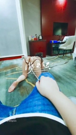 顶级调教大神，回归携多位少妇母狗调教，刺激花式玩法「海与迟」165车模冷白皮黑丝母狗车展当晚拿下，抽逼奴性M配合度非常高 截图6