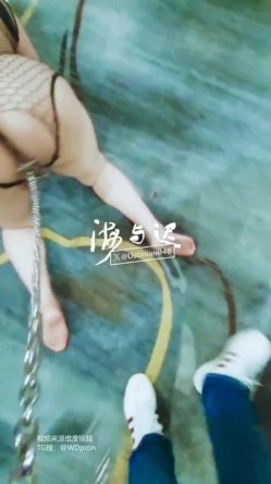 顶级调教大神，回归携多位少妇母狗调教，刺激花式玩法「海与迟」165车模冷白皮黑丝母狗车展当晚拿下，抽逼奴性M配合度非常高 截图13
