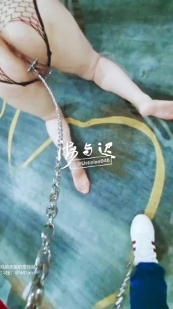 顶级调教大神，回归携多位少妇母狗调教，刺激花式玩法「海与迟」165车模冷白皮黑丝母狗车展当晚拿下，抽逼奴性M配合度非常高 截图14