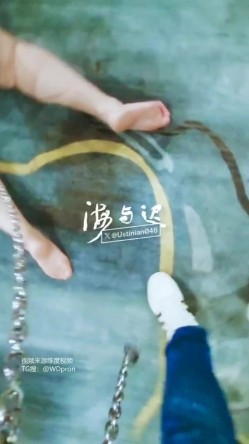 顶级调教大神，回归携多位少妇母狗调教，刺激花式玩法「海与迟」165车模冷白皮黑丝母狗车展当晚拿下，抽逼奴性M配合度非常高 截图15