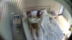 上帝视角小情侣开房 男人的口交和加藤鹰指先让女生情绪上来 然后对着逼 就是猛的开炮 截图1