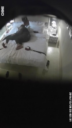 【经典酒店偷拍流出 ️情趣主题稀缺房型】情趣电动床上多对小情侣疯狂做爱 各种花样玩的太嗨了 高清720P版 截图3