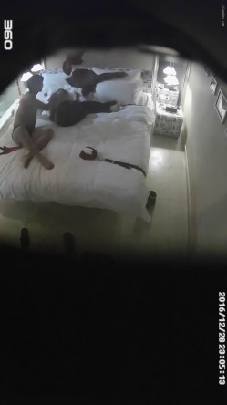 【经典酒店偷拍流出 ️情趣主题稀缺房型】情趣电动床上多对小情侣疯狂做爱 各种花样玩的太嗨了 高清720P版 截图4