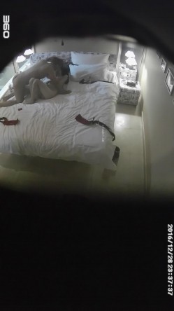 【经典酒店偷拍流出 ️情趣主题稀缺房型】情趣电动床上多对小情侣疯狂做爱 各种花样玩的太嗨了 高清720P版 截图16