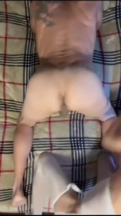 白丝熟女阿姨吃鸡啪啪 第一视角在家互玩菊花 被无套爆老菊 操完自己猛抠骚逼 尿尿狂喷 爽翻了 截图2