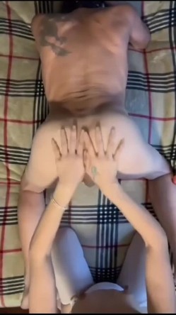白丝熟女阿姨吃鸡啪啪 第一视角在家互玩菊花 被无套爆老菊 操完自己猛抠骚逼 尿尿狂喷 爽翻了 截图6