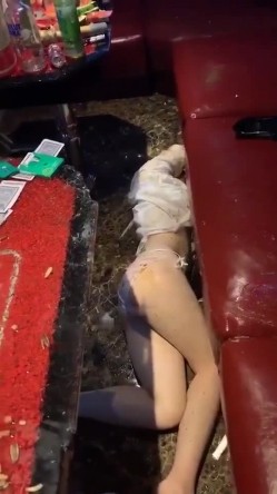 【门事件】KTV喝醉被插到屁眼外翻预享版，女领班过去拍女生大腿：姑娘，你能起来吗，姑娘，姑娘！ 截图2