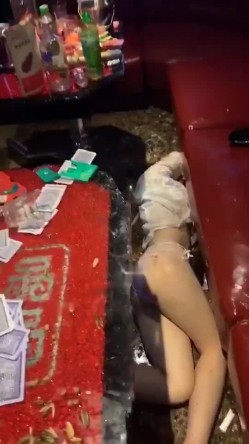 【门事件】KTV喝醉被插到屁眼外翻预享版，女领班过去拍女生大腿：姑娘，你能起来吗，姑娘，姑娘！ 截图3