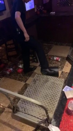 【门事件】KTV喝醉被插到屁眼外翻预享版，女领班过去拍女生大腿：姑娘，你能起来吗，姑娘，姑娘！ 截图4