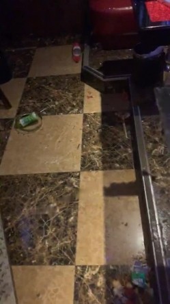 【门事件】KTV喝醉被插到屁眼外翻预享版，女领班过去拍女生大腿：姑娘，你能起来吗，姑娘，姑娘！ 截图10