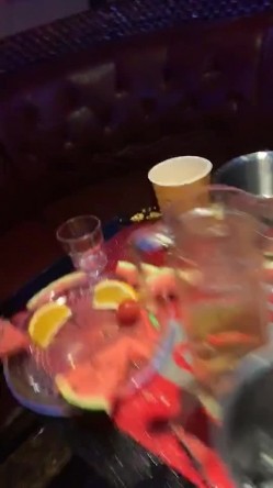 【门事件】KTV喝醉被插到屁眼外翻预享版，女领班过去拍女生大腿：姑娘，你能起来吗，姑娘，姑娘！ 截图12