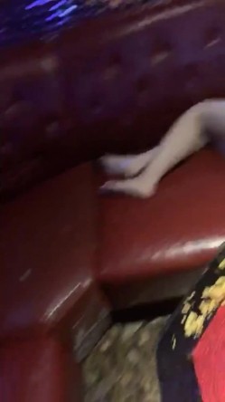 【门事件】KTV喝醉被插到屁眼外翻预享版，女领班过去拍女生大腿：姑娘，你能起来吗，姑娘，姑娘！ 截图13