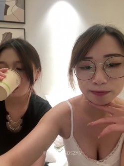 ️清纯主播【202509yoyo】表姐带着表妹下海直播、在线教口活、练习做爱姿势 截图2
