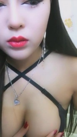 精品推荐 长的很漂亮又很有气质的御姐美女裸聊 奶子很丰满 逼毛修剪的很稀疏 截图6