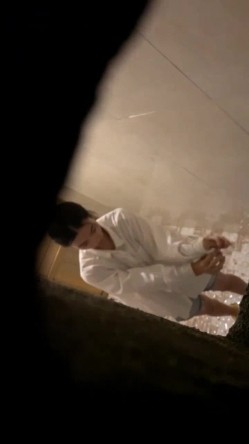 大神洗澡偷拍 学校浴室近距离偷拍学妹洗澡,胆量挑战训练 截图4