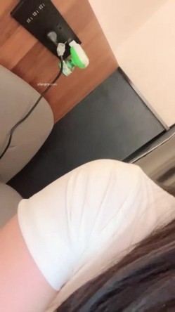 【京鱼儿】19岁童颜巨乳 女仆学生制服 道具自慰 流白浆 ！高人气19岁学生妹 白皙大奶！！ 截图4