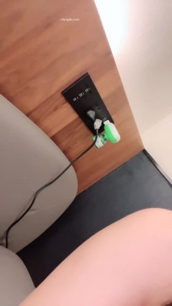 【京鱼儿】19岁童颜巨乳 女仆学生制服 道具自慰 流白浆 ！高人气19岁学生妹 白皙大奶！！ 截图15