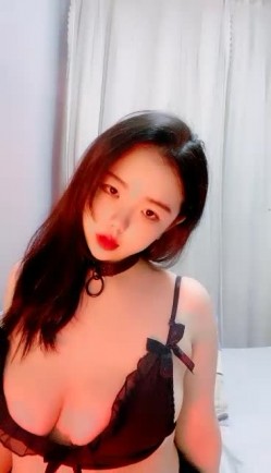 巨乳妹妹-苏茹- 白白胖胖的两只大白兔，人见人爱，山间绿水，美~ 三点全露淫声诱惑！ 截图3