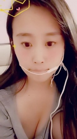 最美哺乳期宝妈【哺乳期】为了生活下海~直播挤乳汁!湿哒哒，小少妇颇有几分姿色 截图1