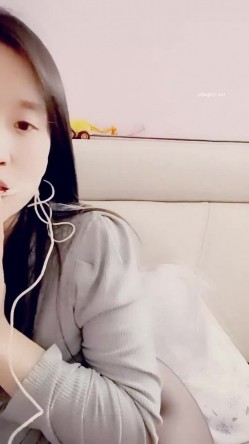 最美哺乳期宝妈【哺乳期】为了生活下海~直播挤乳汁!湿哒哒，小少妇颇有几分姿色 截图3