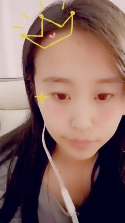 最美哺乳期宝妈【哺乳期】为了生活下海~直播挤乳汁!湿哒哒，小少妇颇有几分姿色 截图4