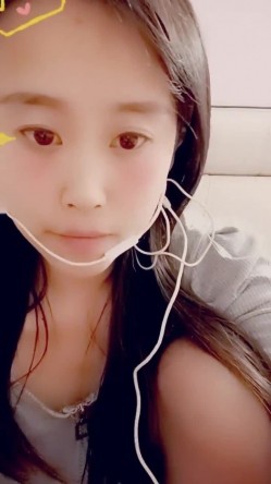 最美哺乳期宝妈【哺乳期】为了生活下海~直播挤乳汁!湿哒哒，小少妇颇有几分姿色 截图5